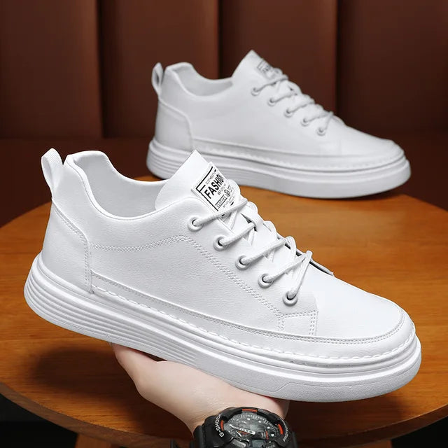 Herren-Sneaker in Weiß auf einem Holztisch