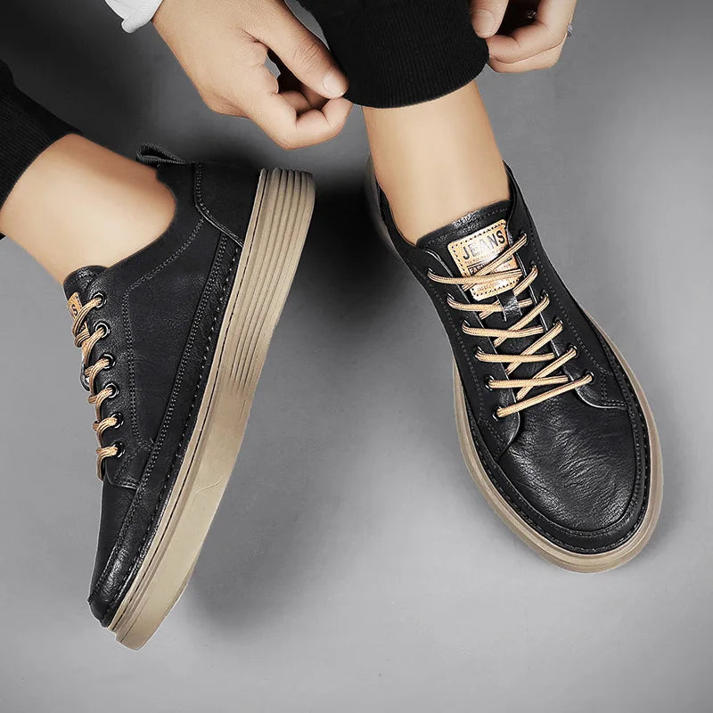 Herren-Sneaker in Schwarz werden am Fuß geschnürt