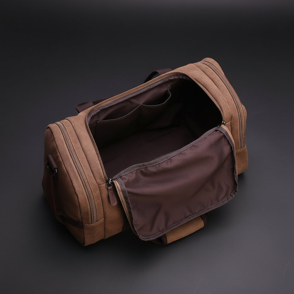 Geöffneter Weekender in Camel mit Innenfach und Reißverschlusstasche
