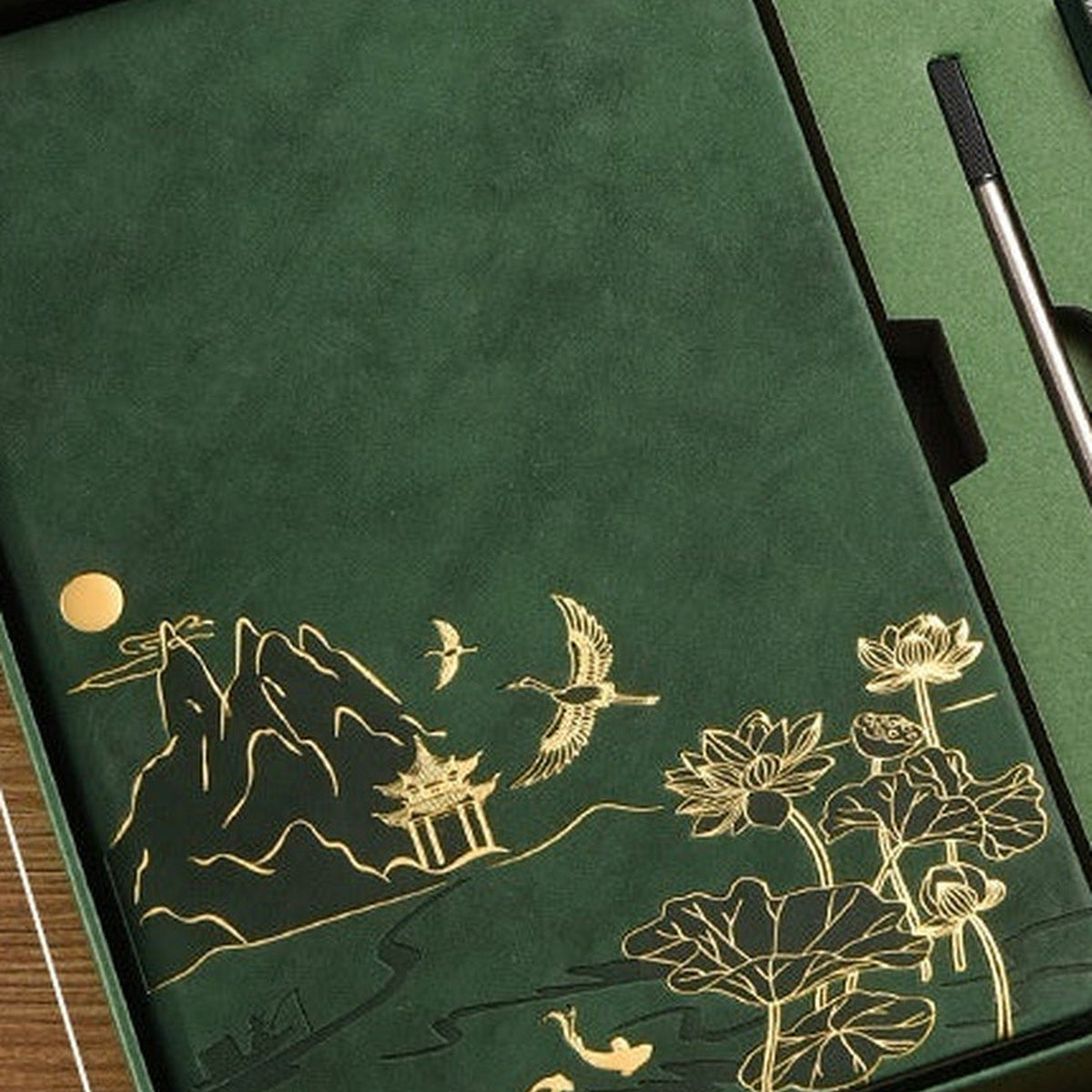 Notizbuchdeckel in Grün Wald mit goldfarbenem Landschaftsmotiv