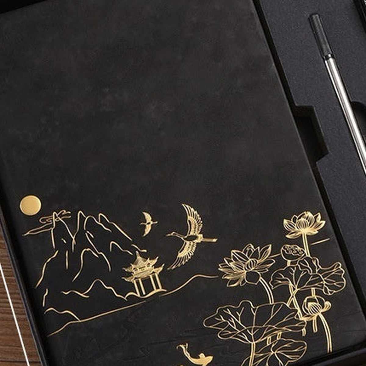 Notizbuchdeckel in Schwarz Tinte mit goldfarbenem Landschaftsmotiv