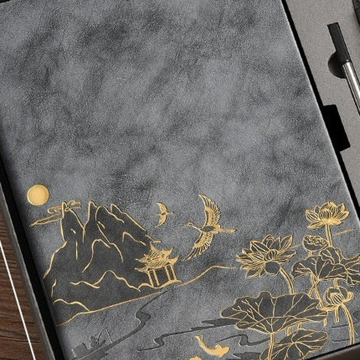 Notizbuchdeckel in Grau mit goldfarbenem Landschaftsmotiv