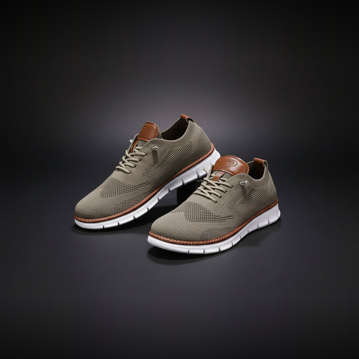 Herren-Sneaker aus Strickmaterial in Khaki, Paar auf hellem Podest