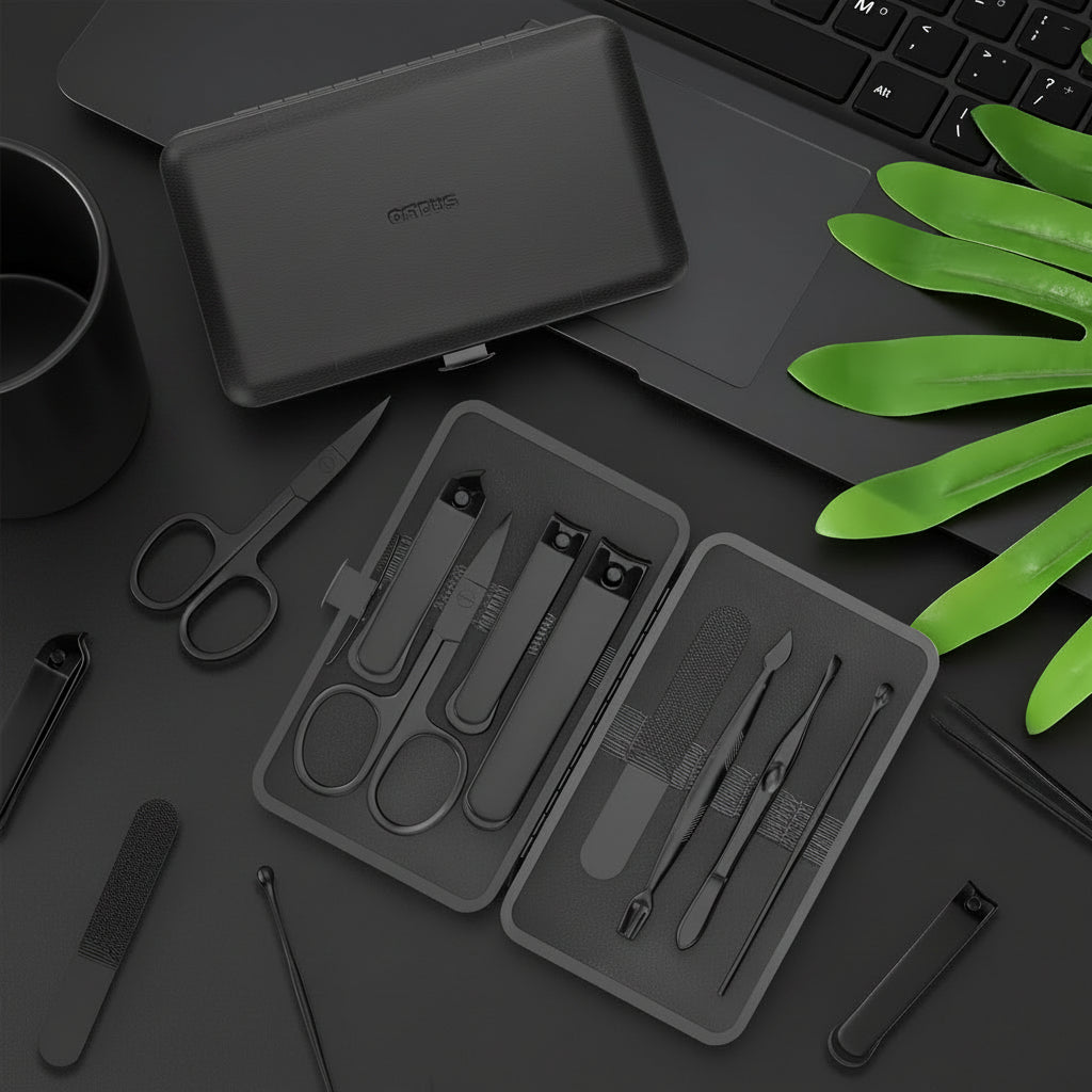 Maniküre-Set geöffnet auf einem Schreibtisch neben Laptop und Pflanze