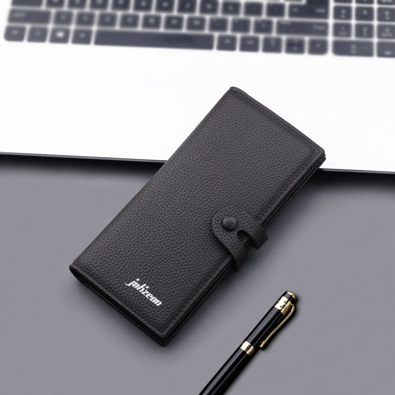 Snap Wallet in Schwarz geschlossen vor einem Laptop