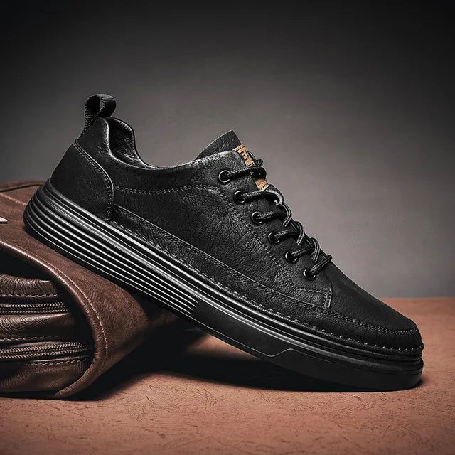 Herren-Sneaker in Schwarz, Seitenansicht vor dunklem Hintergrund