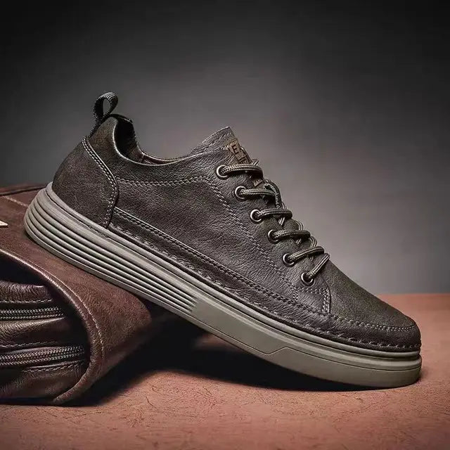 Herren-Sneaker in Graubraun mit heller Laufsohle, Seitenansicht