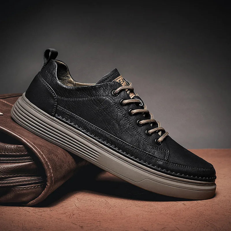 Herren-Sneaker in Schwarz mit heller Laufsohle, Seitenansicht