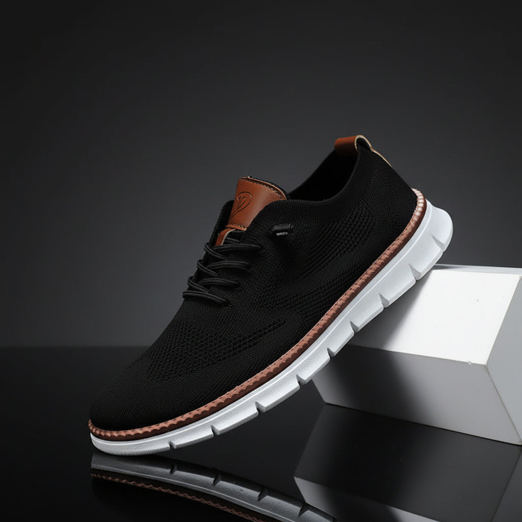 Herren-Sneaker aus Strickmaterial in Schwarz, Seitenansicht mit weißer Laufsohle