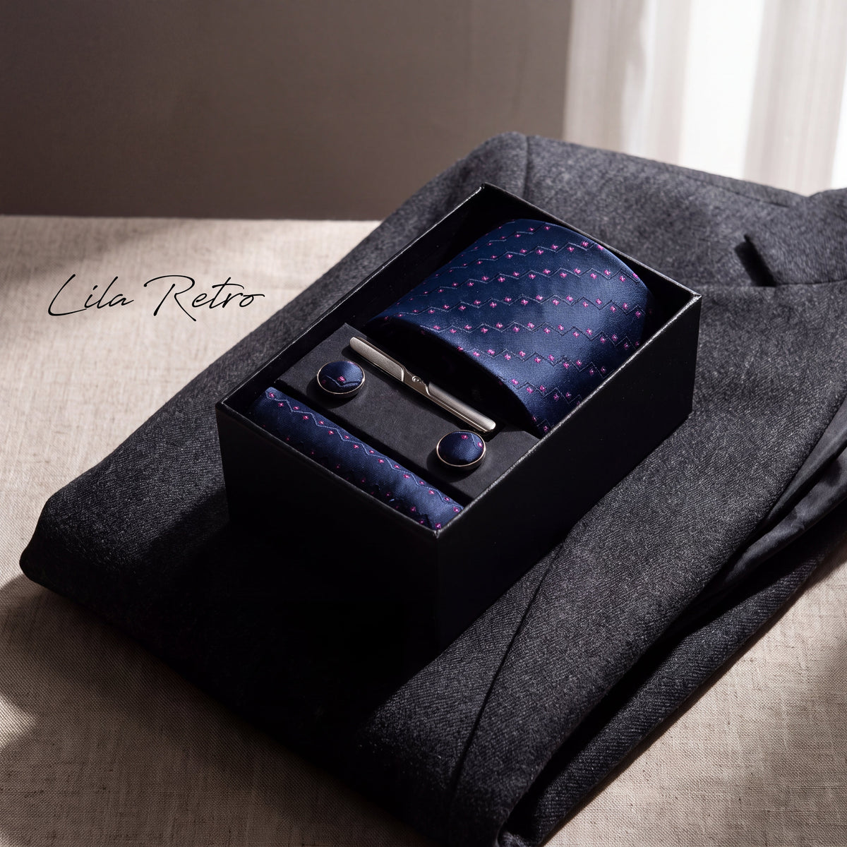 Krawatten-Geschenkset Lila Retro, geöffnete Box auf einem grauen Wollsakko