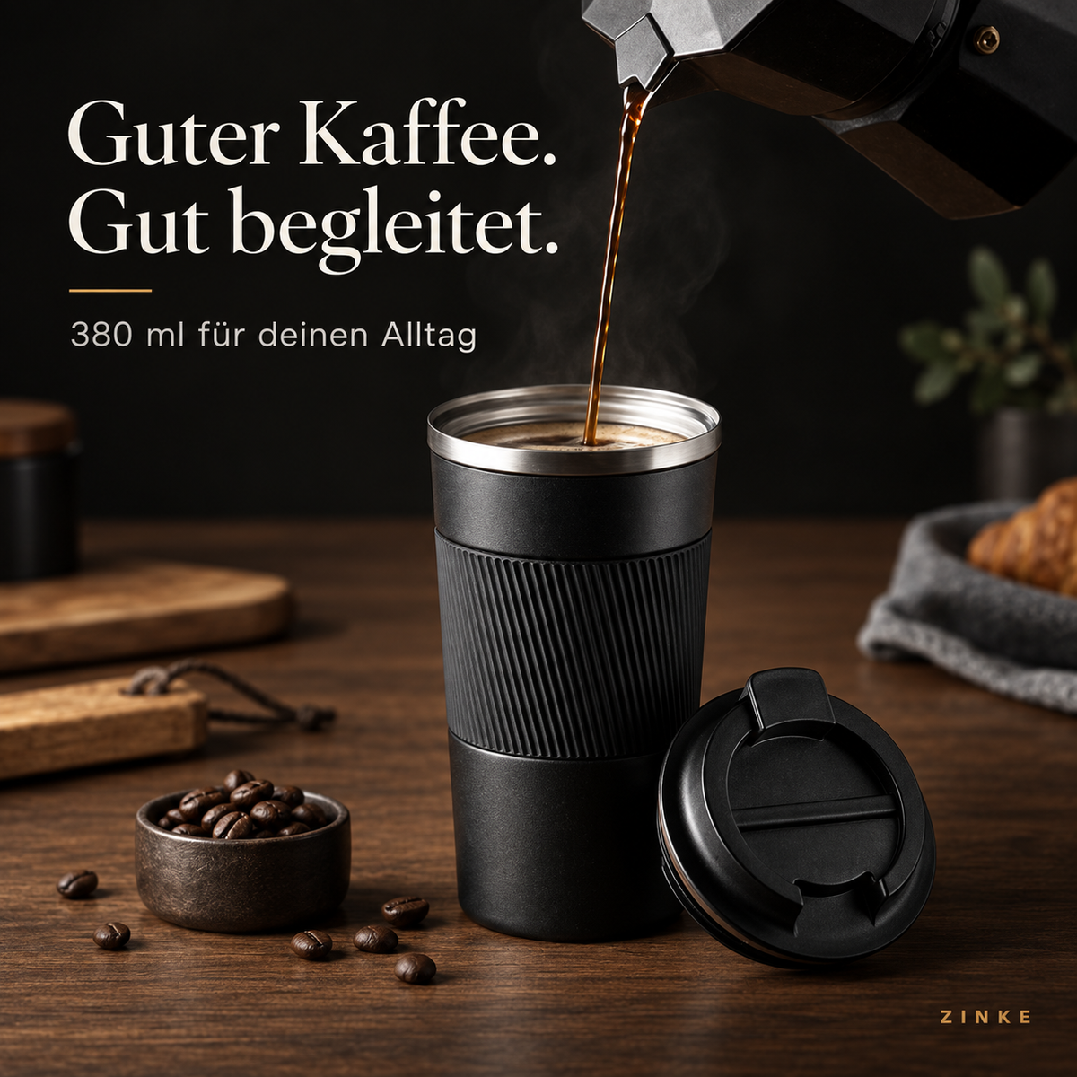 Espresso wird in den Isolierbecher gegossen, daneben liegt der Schraubdeckel