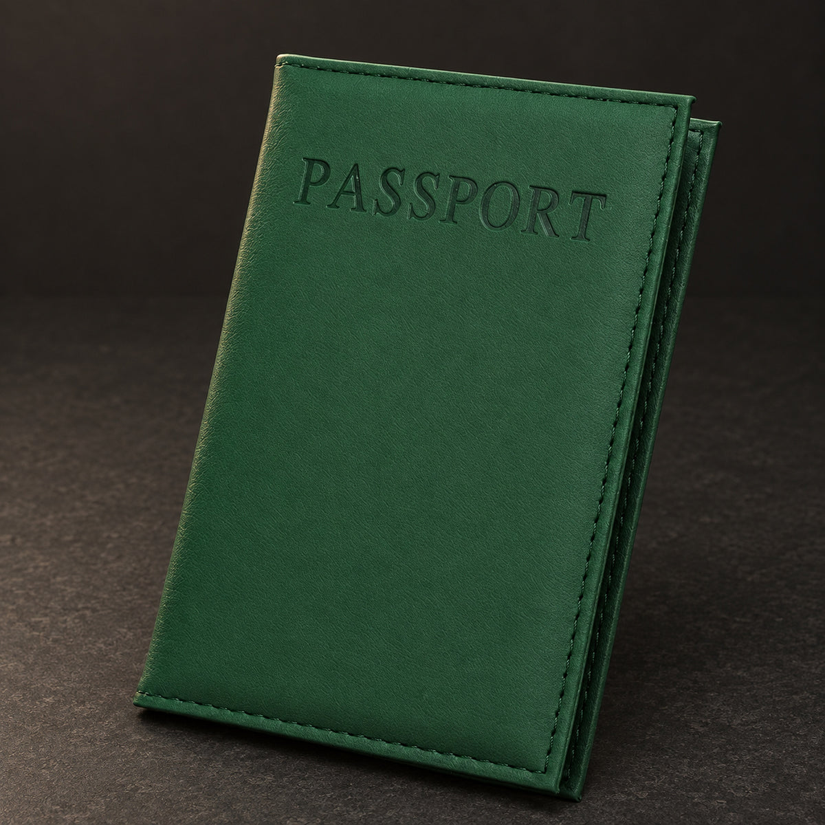 Reisepasshülle in Lederoptik in Dunkelgrün mit Prägung PASSPORT