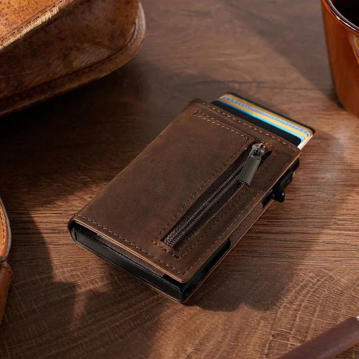 Compact Wallet in Braun auf einer Holzfläche