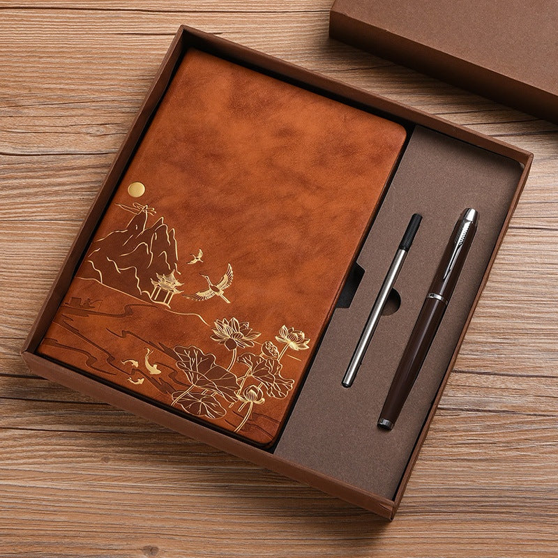 Heritage Notes Geschenkbox in Braun Kaffee, geöffnet mit Notizbuch und Stift
