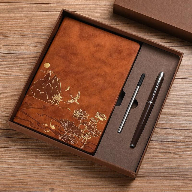 Heritage Notes Geschenkbox in Braun Kaffee, geöffnet mit Notizbuch und Stift