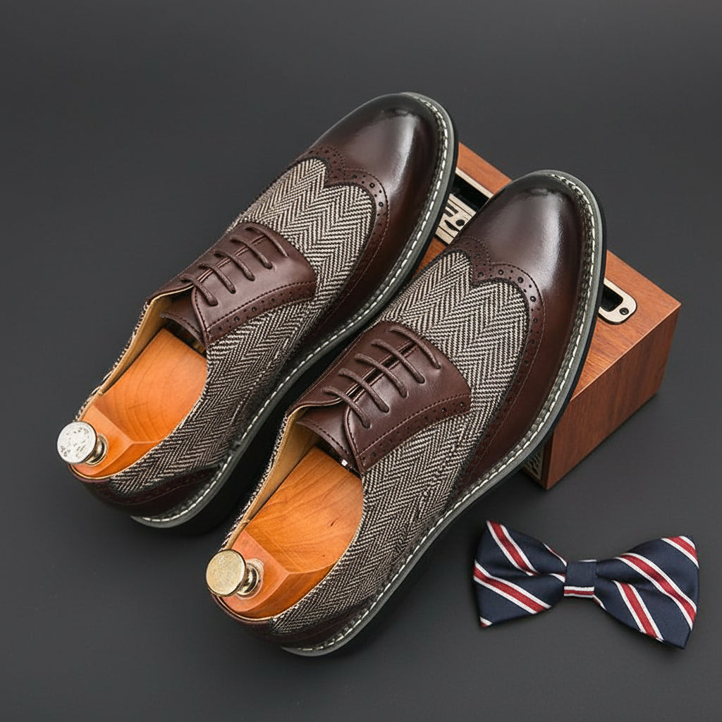 Herren-Brogues in Braun mit Fischgrätmuster auf hellem Untergrund
