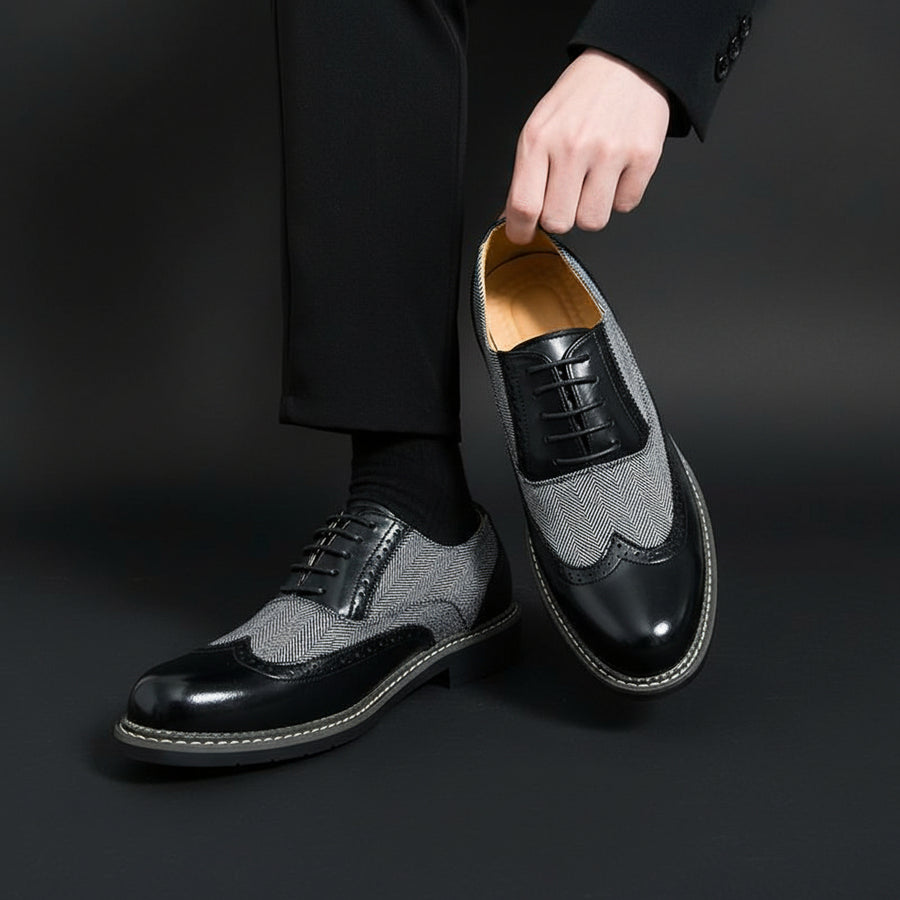 Herren-Brogues in Schwarz am Fuß getragen