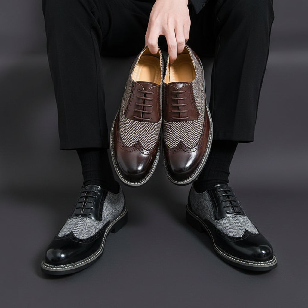 Herren-Brogues am Fuß zur dunklen Stoffhose getragen