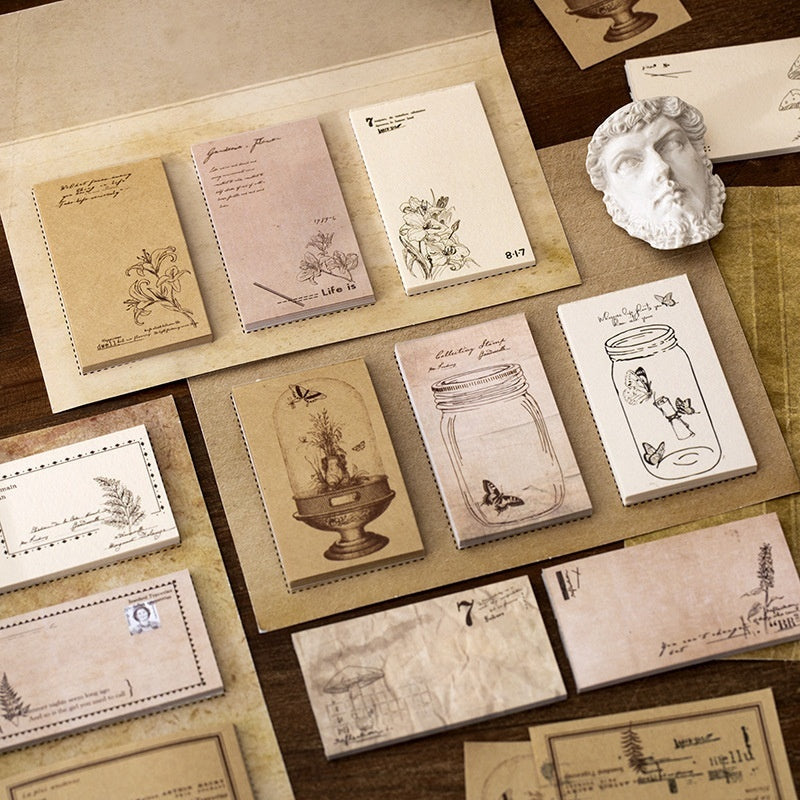 Botanische Notizzettel im Vintage-Stil ausgebreitet