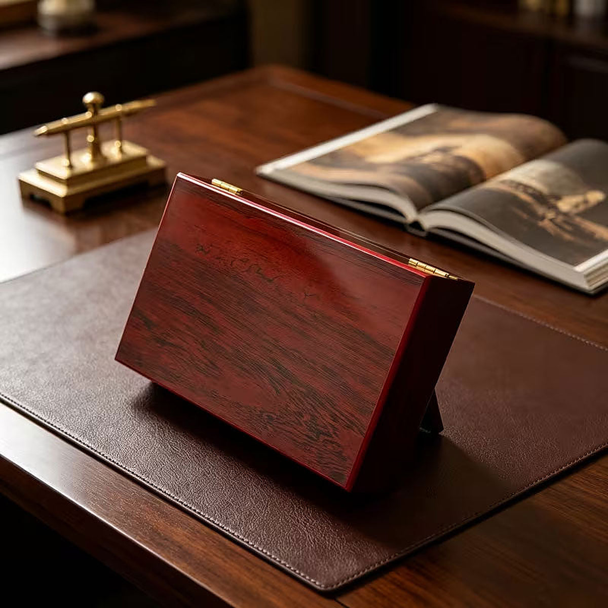 Aufgestellte Holzbox mit Schloss neben einem Buch
