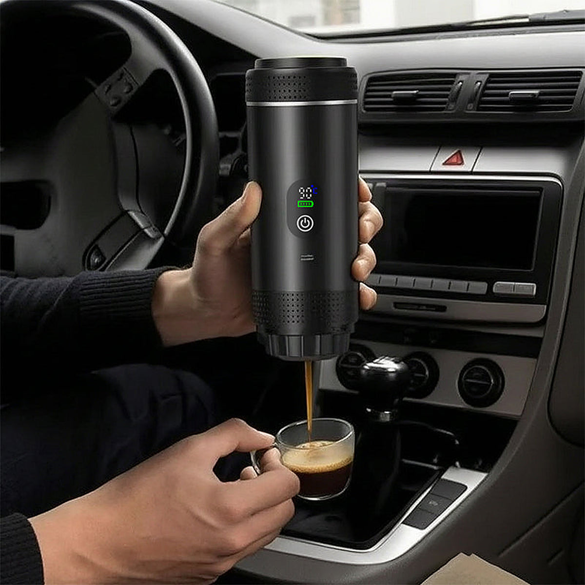 Espresso wird im Auto mit der mobilen Espressomaschine gebrüht