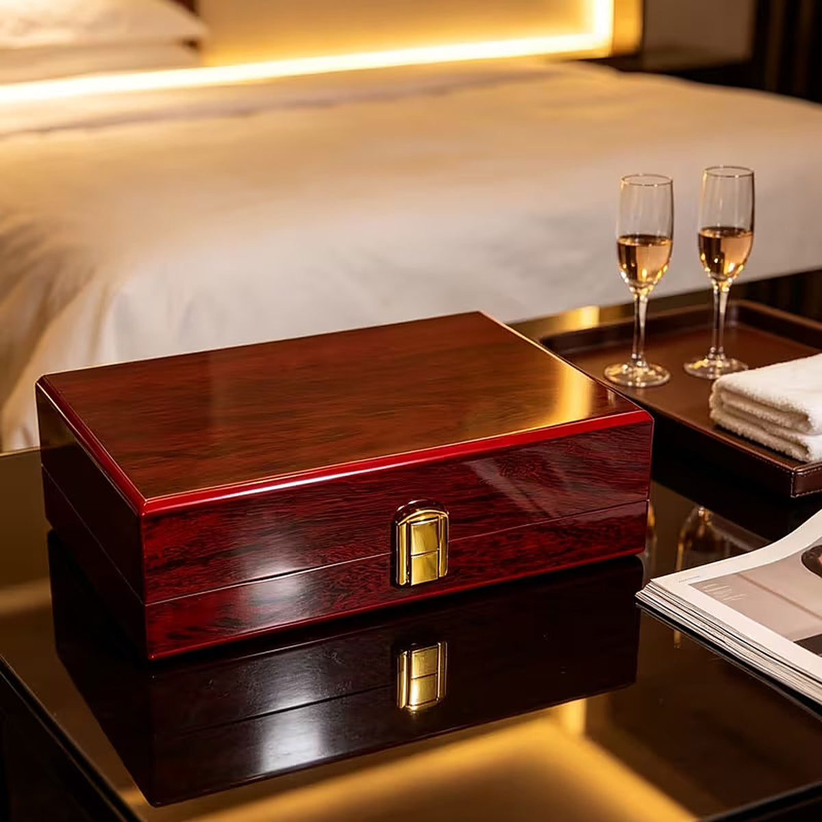 Holzbox mit Schloss auf einem Nachttisch