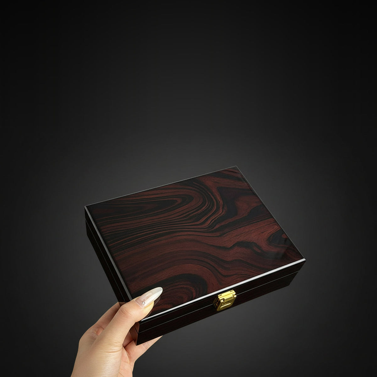 Holzbox mit Schloss in Palisander-Optik, in der Hand gehalten