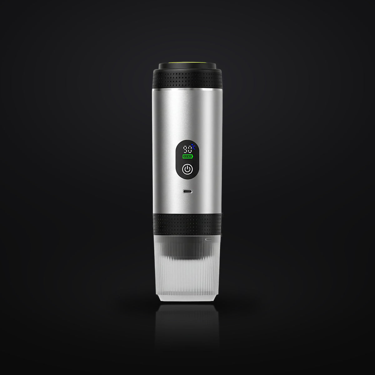 Mobile Espressomaschine in Silber vor schwarzem Studiohintergrund
