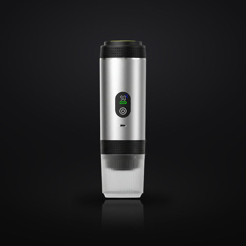 Mobile Espressomaschine in Silber vor schwarzem Studiohintergrund