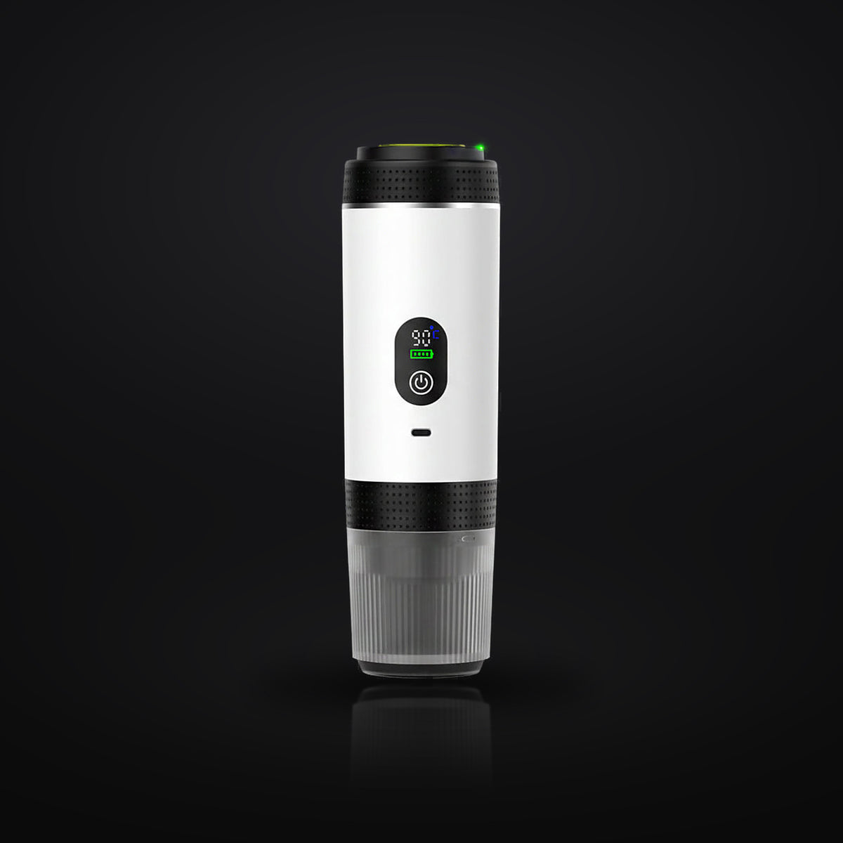 Mobile Espressomaschine in Weiß vor schwarzem Studiohintergrund