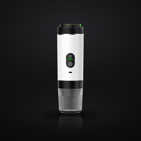 Mobile Espressomaschine in Weiß vor schwarzem Studiohintergrund