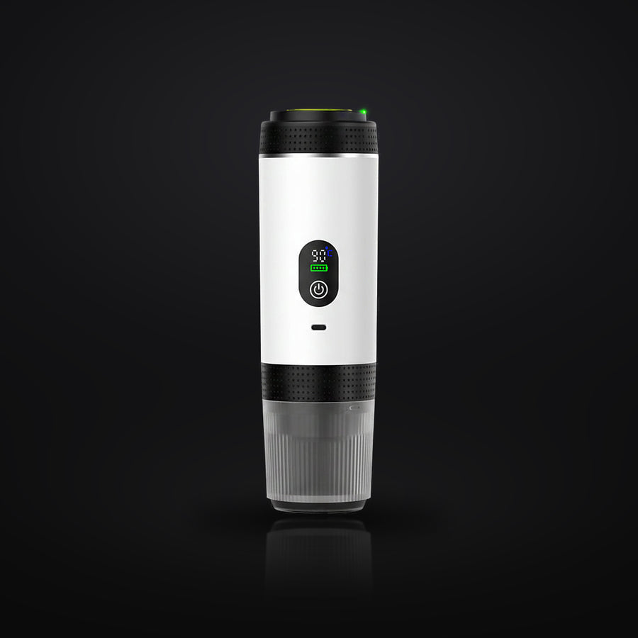 Mobile Espressomaschine in Weiß vor schwarzem Studiohintergrund